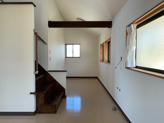 鎌倉市大船の売買物件/右の壁と床から配管が出ていますので仕上げを