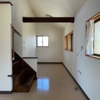 鎌倉市大船の売買物件/右の壁と床から配管が出ていますので仕上げを