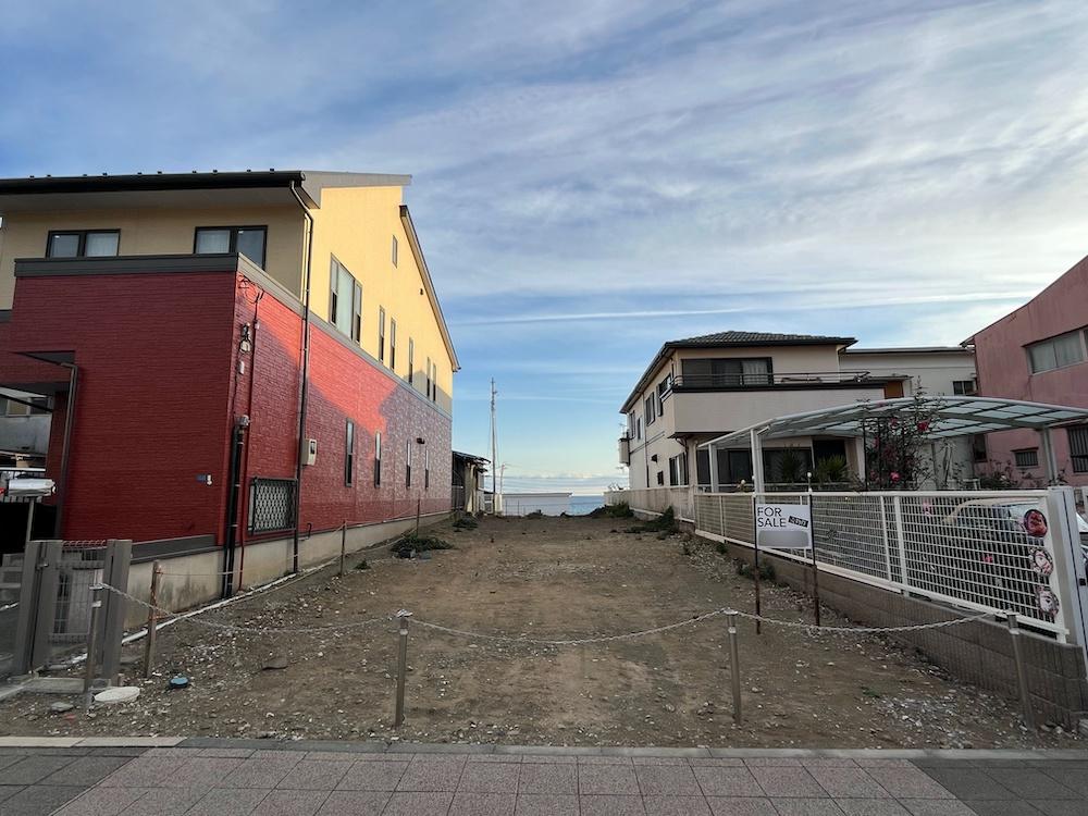 小田原市国府津三丁目の売買物件/正面｜この敷地を奥へ奥へと50mほど進むとゴールです
