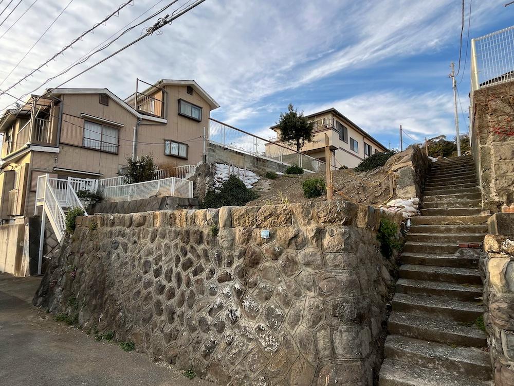 小田原市国府津三丁目の売買物件/南側の通路から物件を見上げる