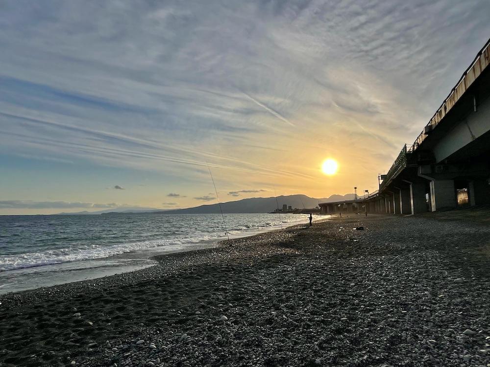 小田原市国府津三丁目の売買物件/近隣の海での夕景｜釣り人が眩しい