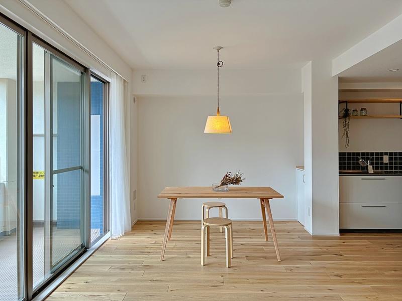 鎌倉市材木座三丁目の売買物件/ナチュラルな印象の仕上げ。リビングは特に心地よい空間です