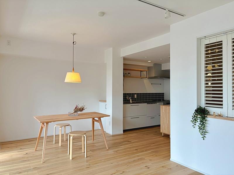 鎌倉市材木座三丁目の売買物件/奥にキッチンが見えています。洋室の室内窓もルーバーで可愛いアクセント