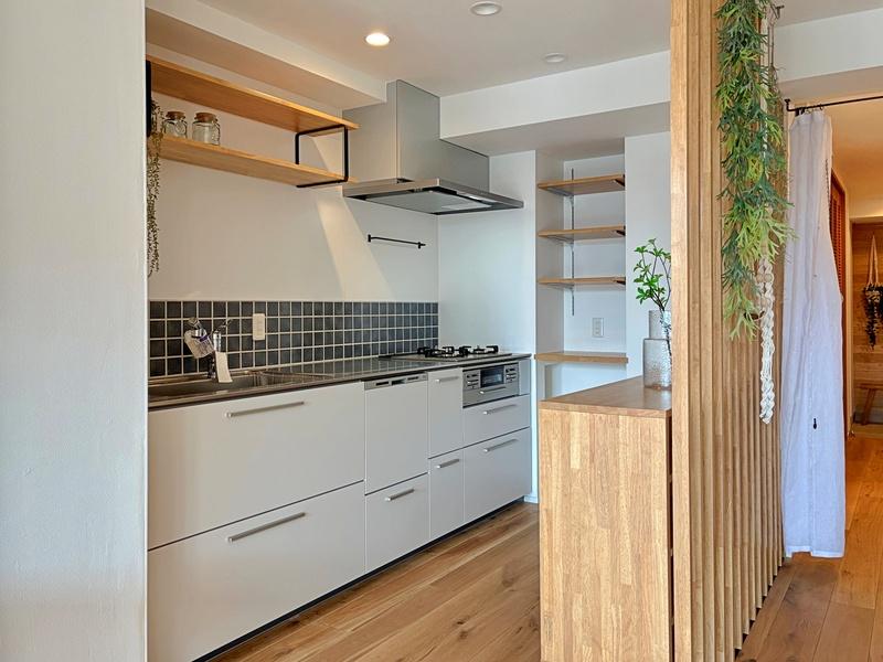 鎌倉市材木座三丁目の売買物件/キッチンは廊下と分けすぎず。程よい目隠しをしています