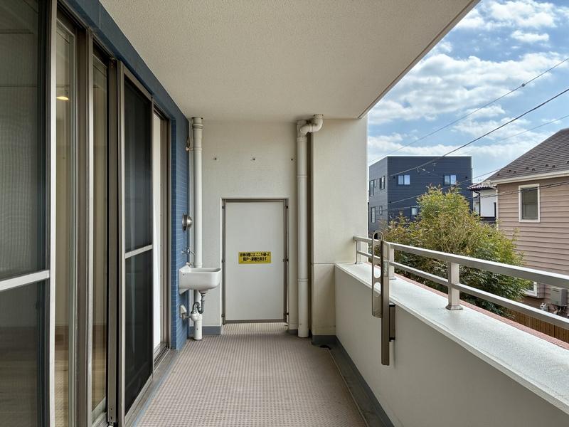 鎌倉市材木座三丁目の売買物件/バルコニーは奥行きもあってゆったり