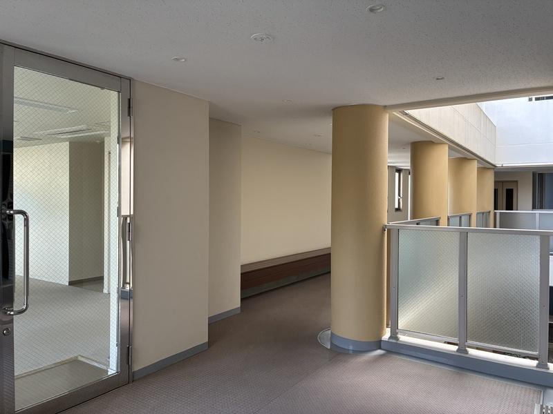 鎌倉市材木座三丁目の売買物件/共用部｜マンション共用部です。吹抜けがあるため廊下も明るい