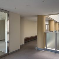 鎌倉市材木座三丁目の売買物件/共用部｜マンション共用部です。吹抜けがあるため廊下も明るい