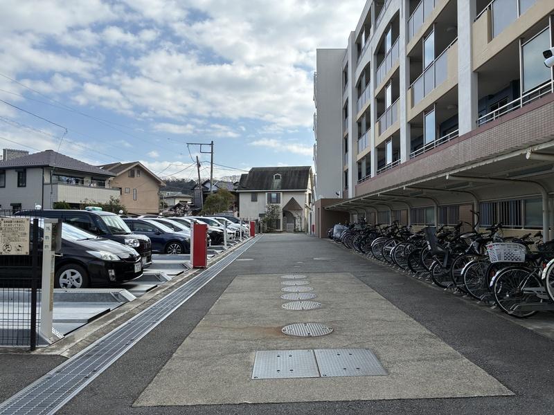 鎌倉市材木座三丁目の売買物件/マンション敷地内｜駐車場と駐輪場