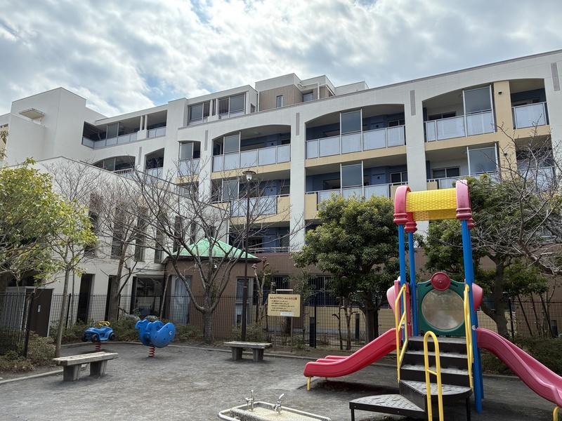 鎌倉市材木座三丁目の売買物件/マンションの外観（敷地に隣接して公園があります）