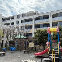 鎌倉市材木座三丁目の売買物件/マンションの外観（敷地に隣接して公園があります）