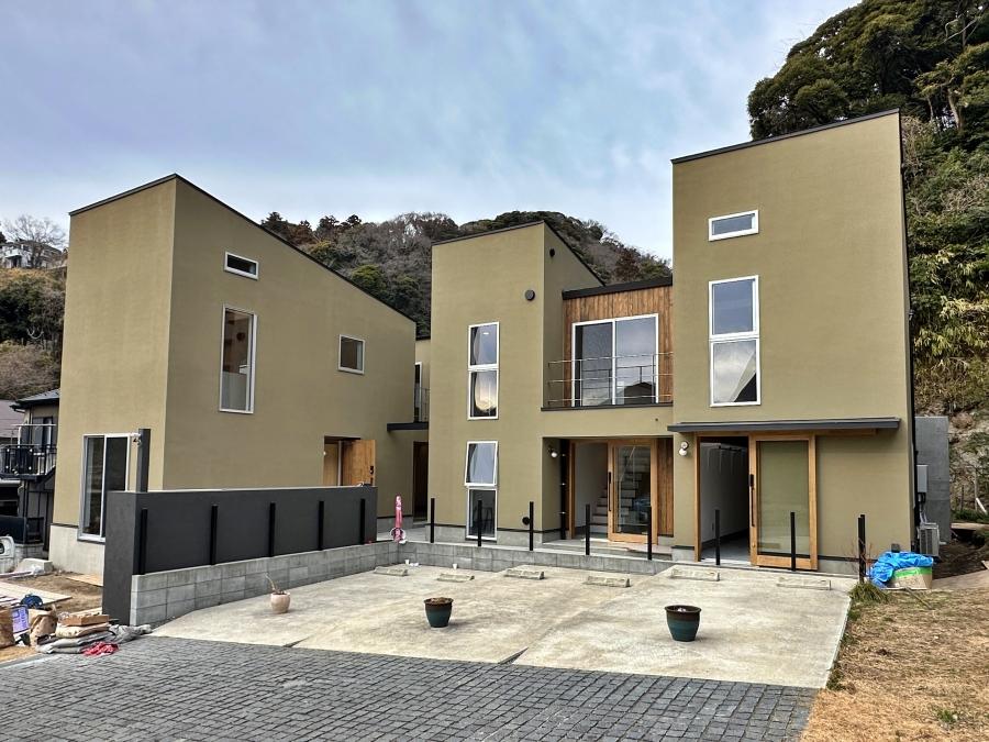 鎌倉市西御門一丁目の賃貸物件/外観｜サンドカラーの外壁に左右非対称なフォルム