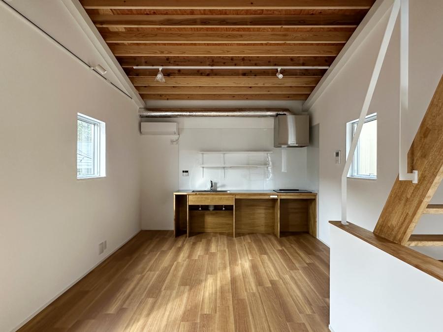 鎌倉市西御門一丁目の賃貸物件/G3の2階｜2階は勾配天井で開放感のある空間