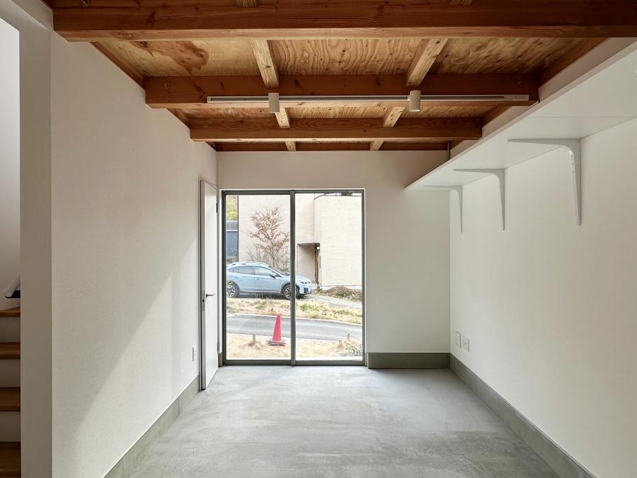 鎌倉市西御門一丁目の賃貸物件/G1の1階｜アウトドア用のテーブルやロッキングチェアを置いてセカンドリビングとして利用するのも楽しそう