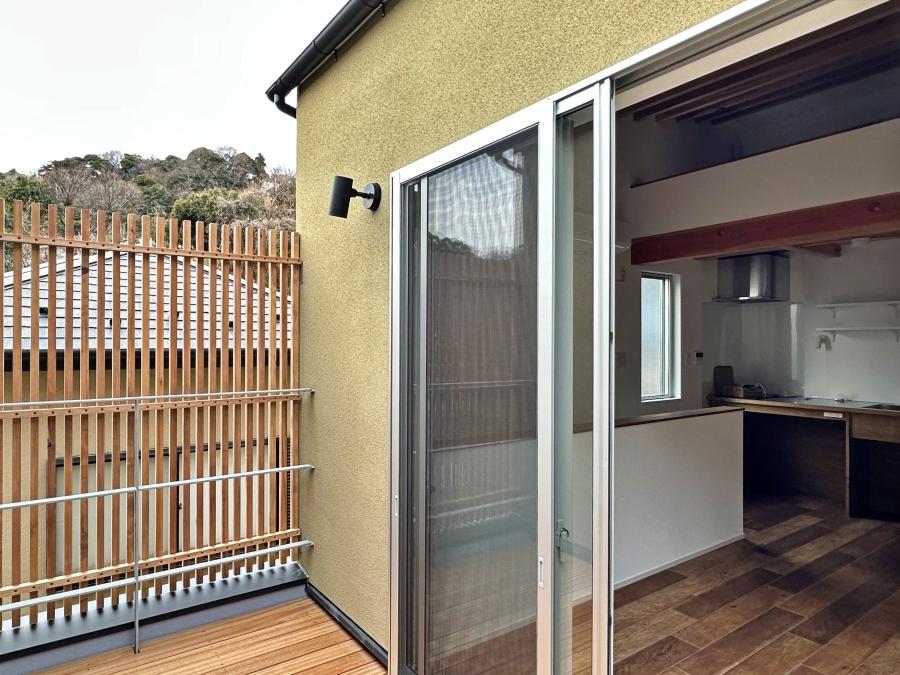 鎌倉市西御門一丁目の賃貸物件/G2の2階｜バルコニーは目隠しのルーバー。ここでのんびりできそうです