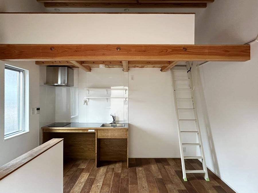 鎌倉市西御門一丁目の賃貸物件/G2の2階｜この区画だけ梯子でロフトへ上がるスタイル