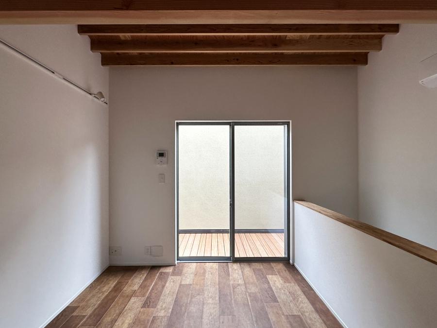 鎌倉市西御門一丁目の賃貸物件/G2の2階｜バルコニーの向かい側は壁ですが、左右が開けているので明るい