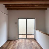 鎌倉市西御門一丁目の賃貸物件/G2の2階｜バルコニーの向かい側は壁ですが、左右が開けているので明るい