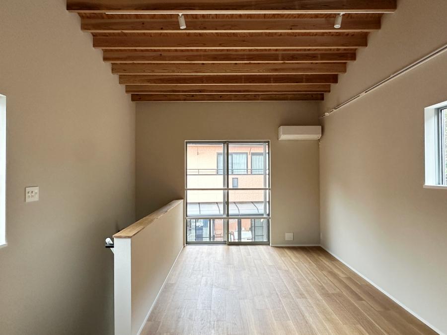 鎌倉市西御門一丁目の賃貸物件/G3の2階｜向かいには家が立っているのでカーテンは必要そうです