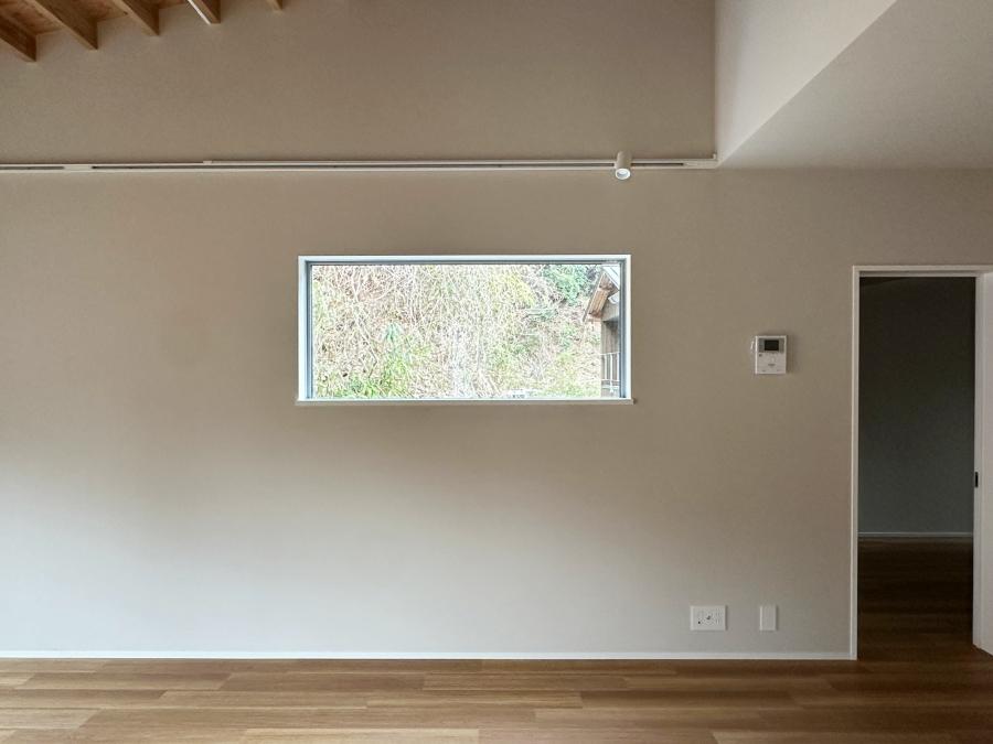 鎌倉市西御門一丁目の賃貸物件/G3の2階｜ピクチャーウィンドウの向こう側は岩壁。絵画のようです