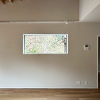 鎌倉市西御門一丁目の賃貸物件/G3の2階｜ピクチャーウィンドウの向こう側は岩壁。絵画のようです