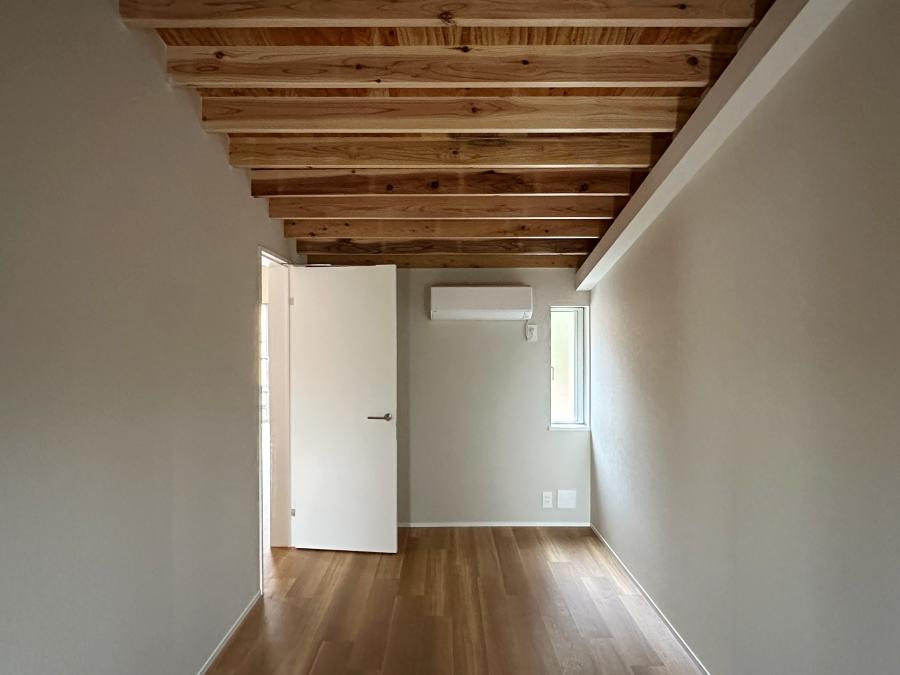 鎌倉市西御門一丁目の賃貸物件/G3の2階｜リビングの隣の部屋はあえて開口部を小さくして神聖な雰囲気