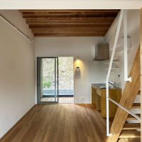 鎌倉市西御門一丁目の賃貸物件/G6の2階｜バルコニーの向こう側に岩壁