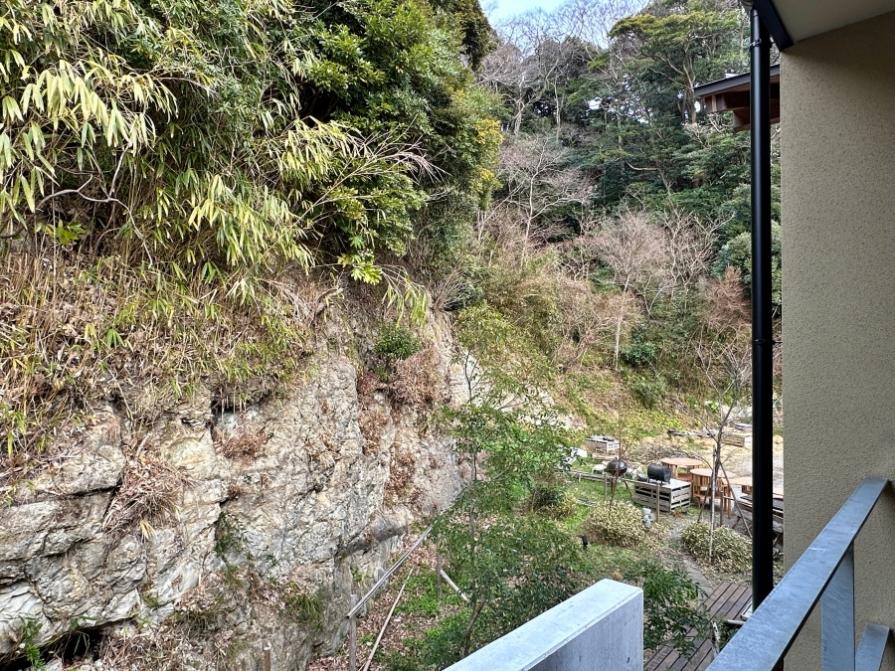 鎌倉市西御門一丁目の賃貸物件/G6のバルコニーから外を見る｜岩壁と敷地奥の山の緑が見えます