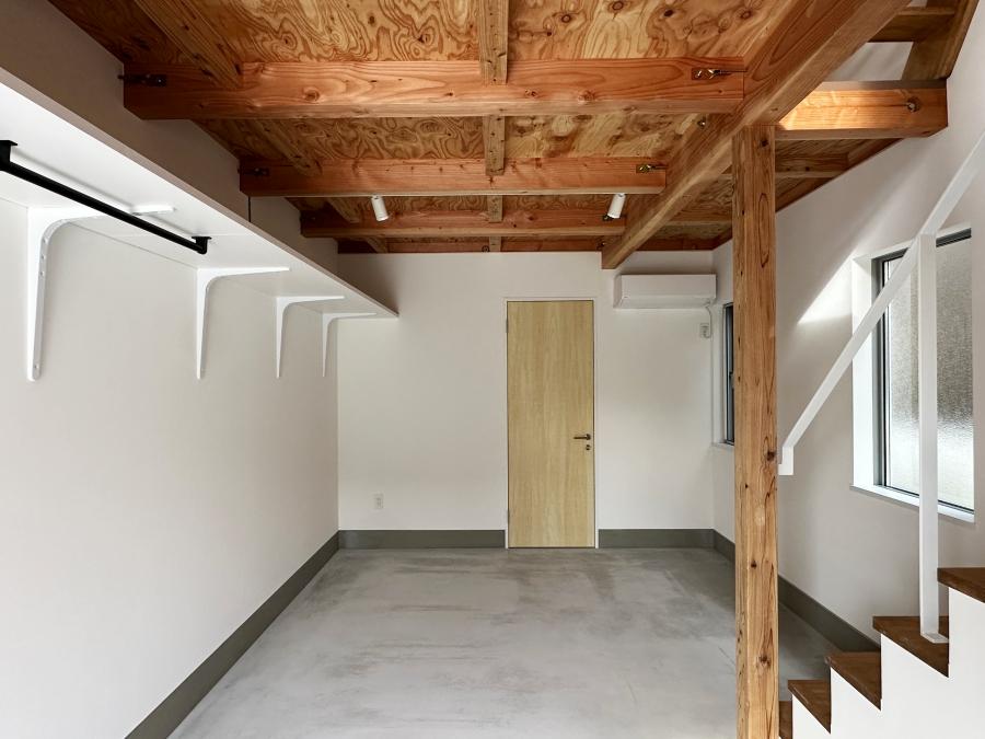 鎌倉市西御門一丁目の賃貸物件/G6の1階｜天井は構造が剥き出しの荒々しい感じです