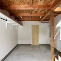 鎌倉市西御門一丁目の賃貸物件/G6の1階｜天井は構造が剥き出しの荒々しい感じです