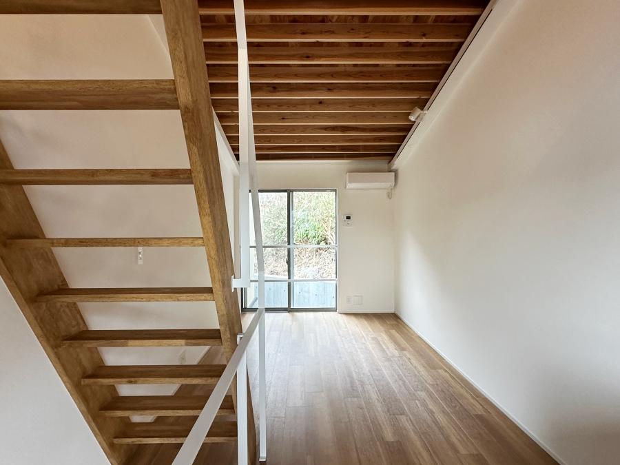 鎌倉市西御門一丁目の賃貸物件/G4の2階｜窓の向こうの緑もいい