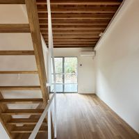 鎌倉市西御門一丁目の賃貸物件/G4の2階｜窓の向こうの緑もいい