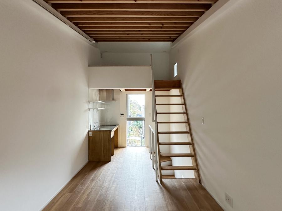 鎌倉市西御門一丁目の賃貸物件/G4の2階｜2階は勾配天井で開放感のある空間