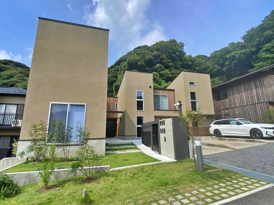 鎌倉市西御門一丁目の賃貸物件/外観｜サンドカラーの外壁に左右非対称なフォルム（管理会社提供）