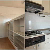 藤沢市辻堂太平台一丁目の賃貸物件/左：カウンターの裏はクリアガラスの収納棚。お気に入りの器やグラスをディスプレイして｜右：キッチンは3口ガスコンロ付。調理がはかどります