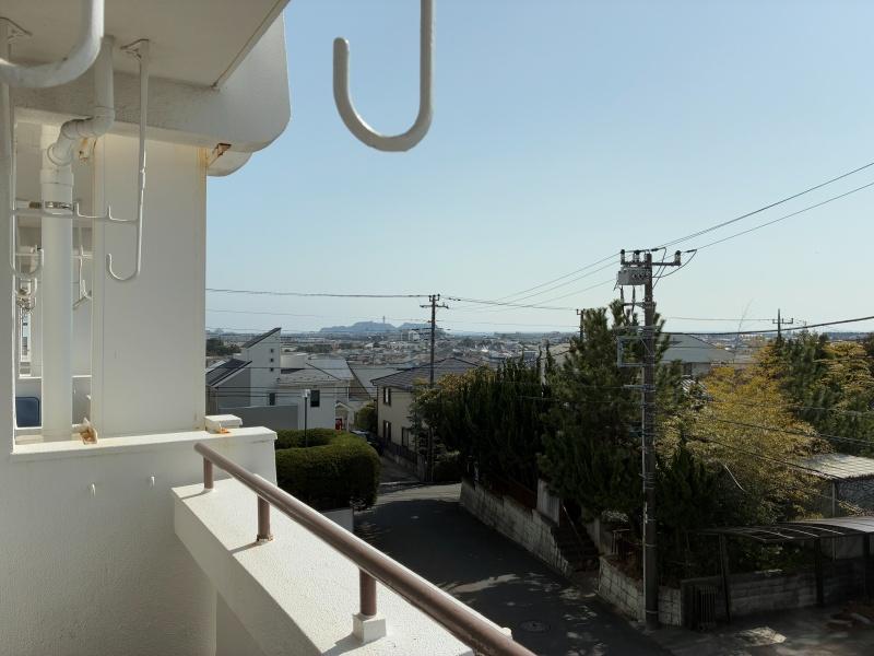 藤沢市辻堂太平台一丁目の賃貸物件/バルコニー｜江の島のシルエットと海が遠く覗けます。少し離れた距離でありながら湘南らしさを感じられるのが良い