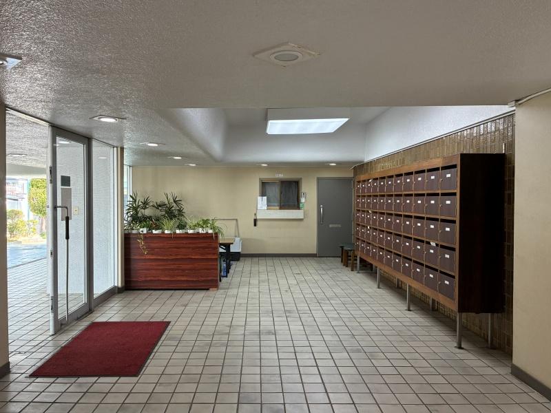 藤沢市辻堂太平台一丁目の賃貸物件/共用ロビー｜ポストと管理人室、奥にちょっとした談話スペースがあります