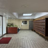 藤沢市辻堂太平台一丁目の賃貸物件/共用ロビー｜ポストと管理人室、奥にちょっとした談話スペースがあります