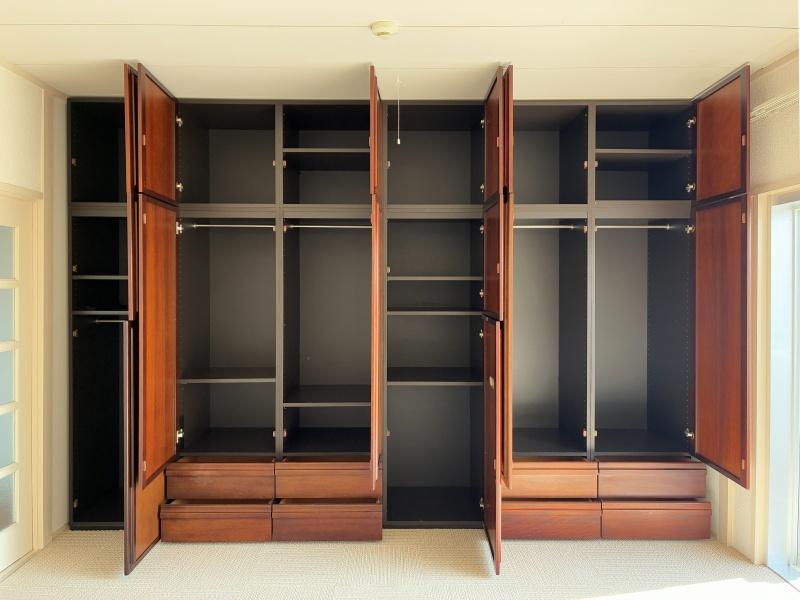 藤沢市辻堂太平台一丁目の賃貸物件/洋室１｜壁面いっぱいに木製の収納棚が構えています。所々日に焼けた木目の表情がいい感じ