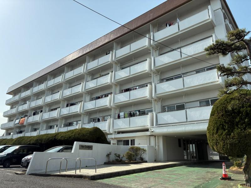 藤沢市辻堂太平台一丁目の賃貸物件/外観｜築55年の昭和レトロなヴィンテージマンション。2028年に大規模修繕の予定があります