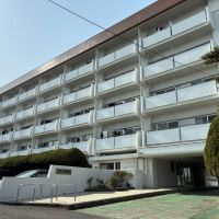 藤沢市辻堂太平台一丁目の賃貸物件/外観｜築55年の昭和レトロなヴィンテージマンション。2028年に大規模修繕の予定があります