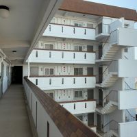 藤沢市辻堂太平台一丁目の賃貸物件/外廊下｜深みのある赤レンガと白い塗装が、少しだけ洋風感を醸し出しています。レトロなヴィラに遊びにきたよう