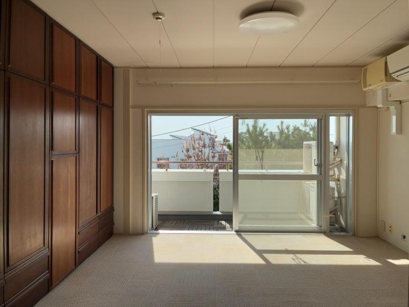 藤沢市辻堂太平台一丁目の賃貸物件/洋室１｜南向き8帖。カーペット敷なので、食べこぼしや汚れには気を付けて。お気に入りのラグや布を敷いて、空間をカラフルに彩るのも良いですね