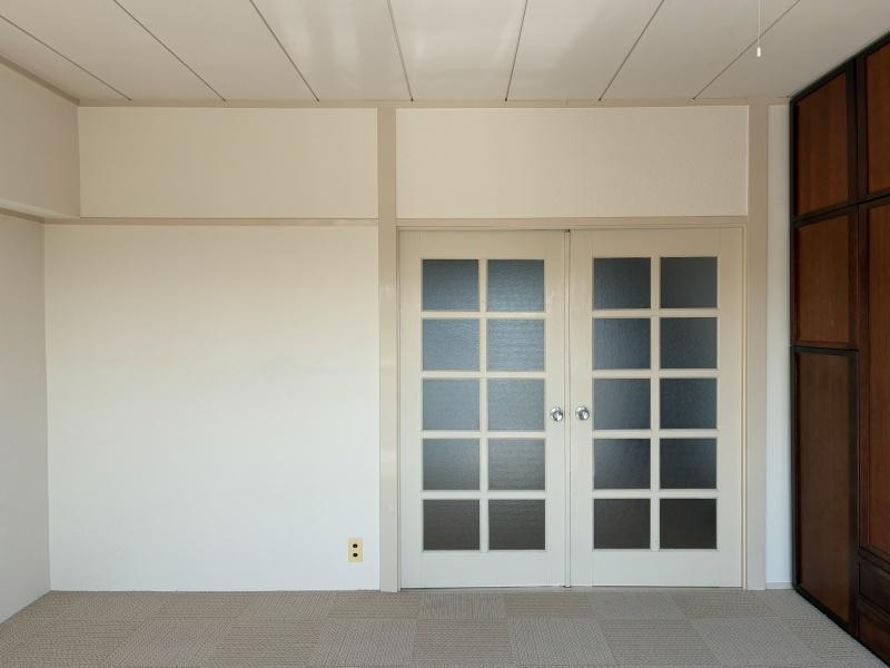 藤沢市辻堂太平台一丁目の賃貸物件/洋室１｜反対から見て。両開きの扉を開け放ち、LDKと合わせて広いくつろぎスペースにしても良さそう