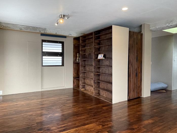 足柄下郡湯河原町吉浜の売買物件/棚右側がトイレのスイングドア、玄関