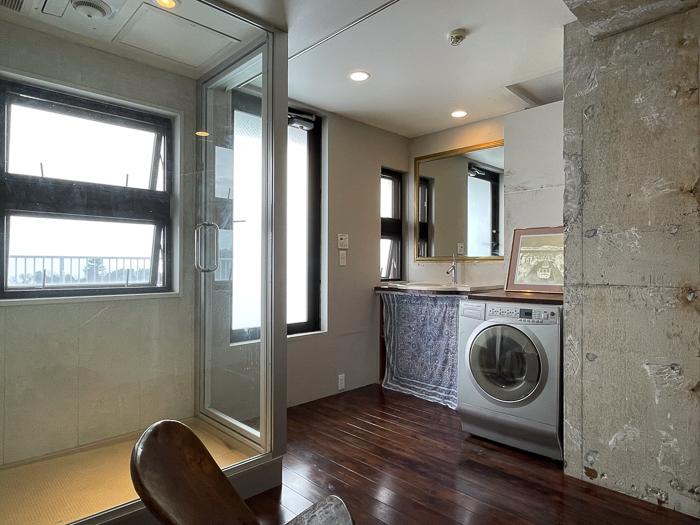 足柄下郡湯河原町吉浜の売買物件/シャワーブースと洗面コーナー。こちらもオープンです