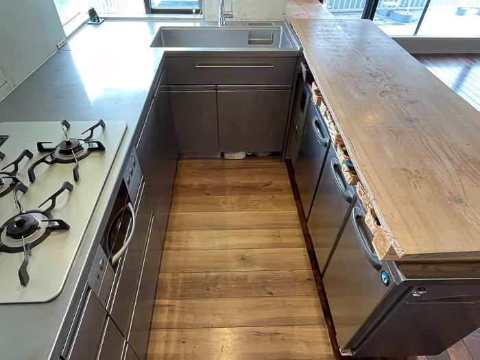 足柄下郡湯河原町吉浜の売買物件/キッチンはステンレス製の特注品。高カロリーのガスレンジ、テーブル型冷凍冷蔵庫を設置