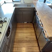 足柄下郡湯河原町吉浜の売買物件/キッチンはステンレス製の特注品。高カロリーのガスレンジ、テーブル型冷凍冷蔵庫を設置