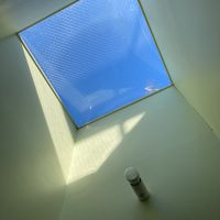 足柄下郡湯河原町吉浜の売買物件/玄関上のトップライトは最上階ならでは