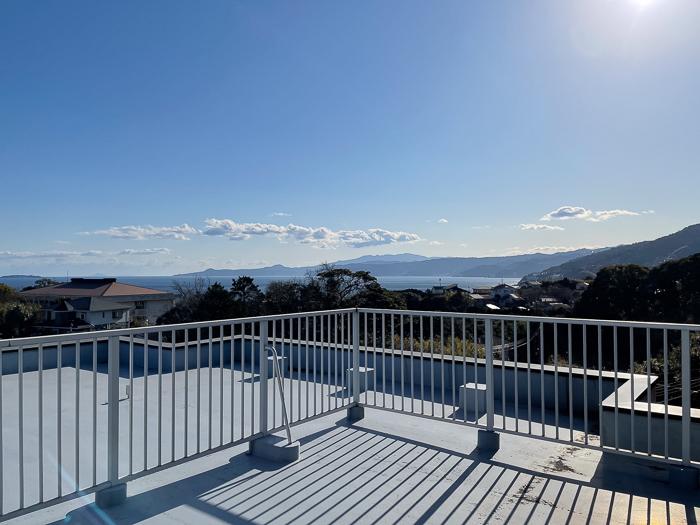 足柄下郡湯河原町吉浜の売買物件/ルーフバルコニーから南側眺望。熱海、伊豆方面の山並み