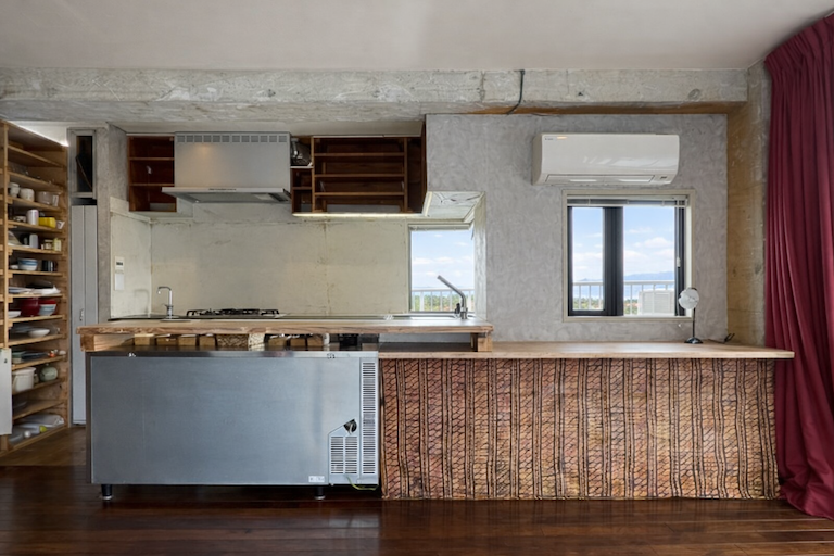 足柄下郡湯河原町吉浜の売買物件/キッチンは簡素に無骨に。海を眺めながら調理